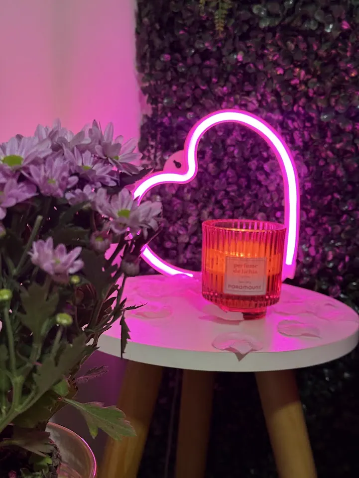 Vela e flores no ambiente acolhedor do spa